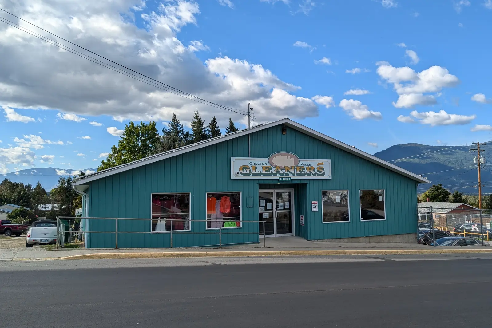 The Gleaners store on Canyon Street with the mountains behind